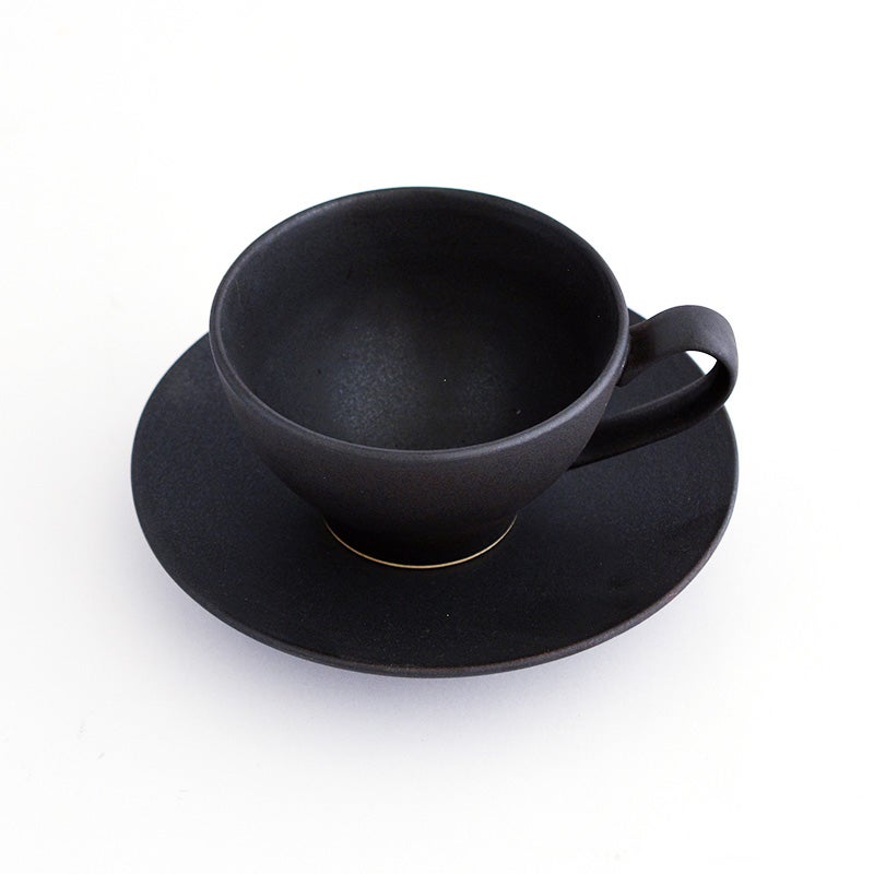 カフェラテの白いミルク泡や、コーヒーの深い茶色が黒に美しく映えます