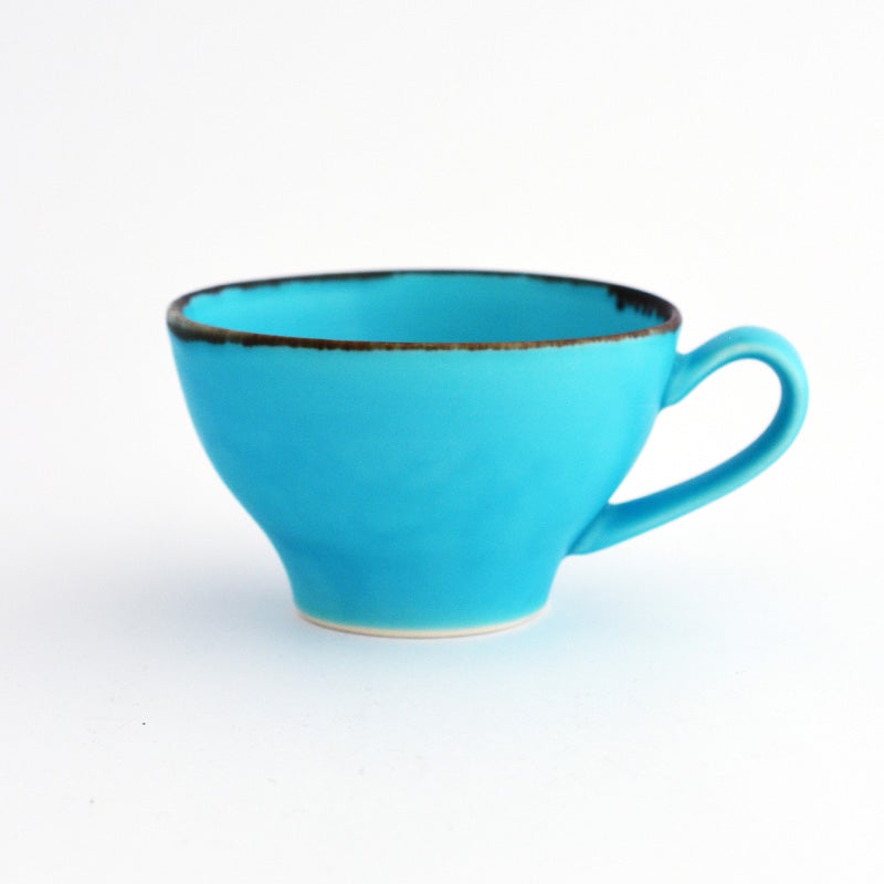 飲み口や皿の縁にさりげなく焦茶〜アースカラーのニュアンスが入り、全体を引き締めています