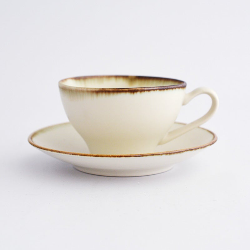 飲み口や皿の縁にアンティーク調の焦茶色のラインが入り、全体をシックに引き締めています