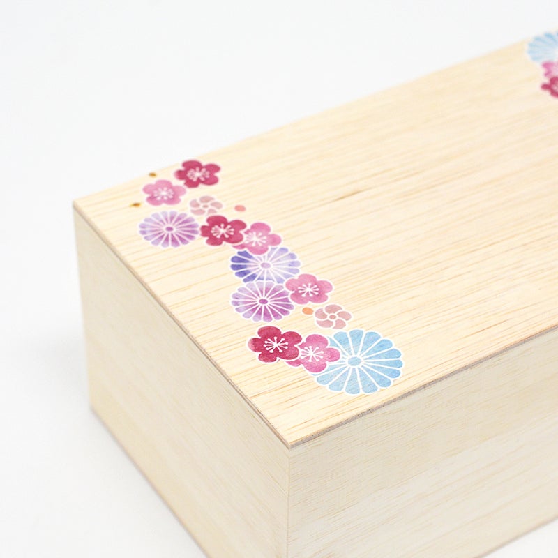 菊や梅などのお花を散りばめたかわいい絵柄です