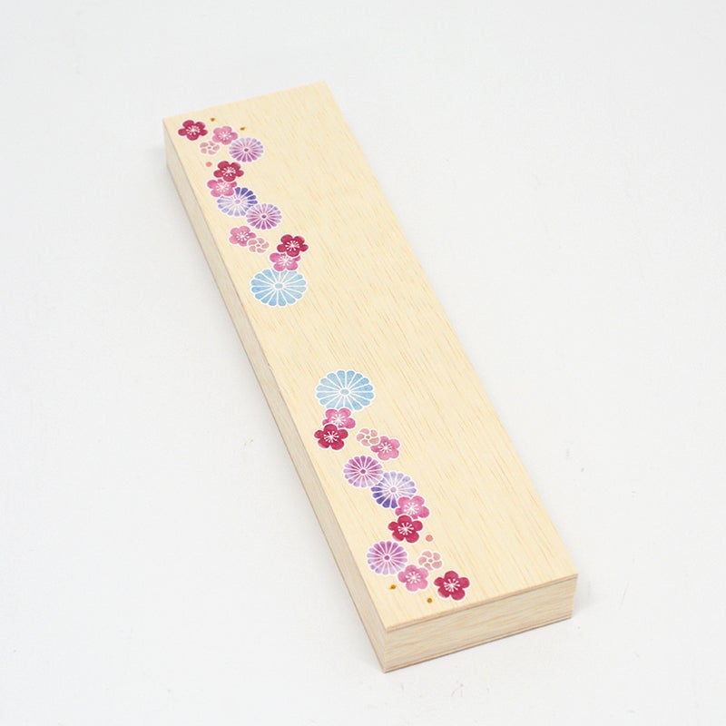 菊や梅などのお花を散りばめたかわいい絵柄です