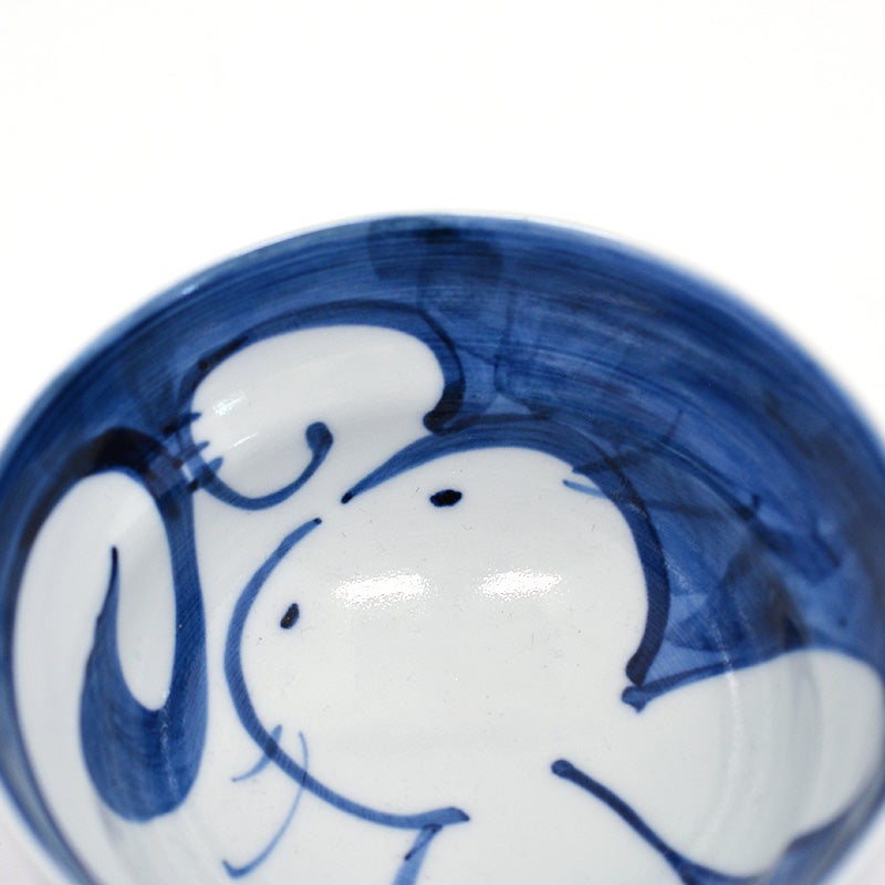 手描きのため、兎の表情や唐草の太さ、色の濃淡が微妙に異なり愛着が湧きます
