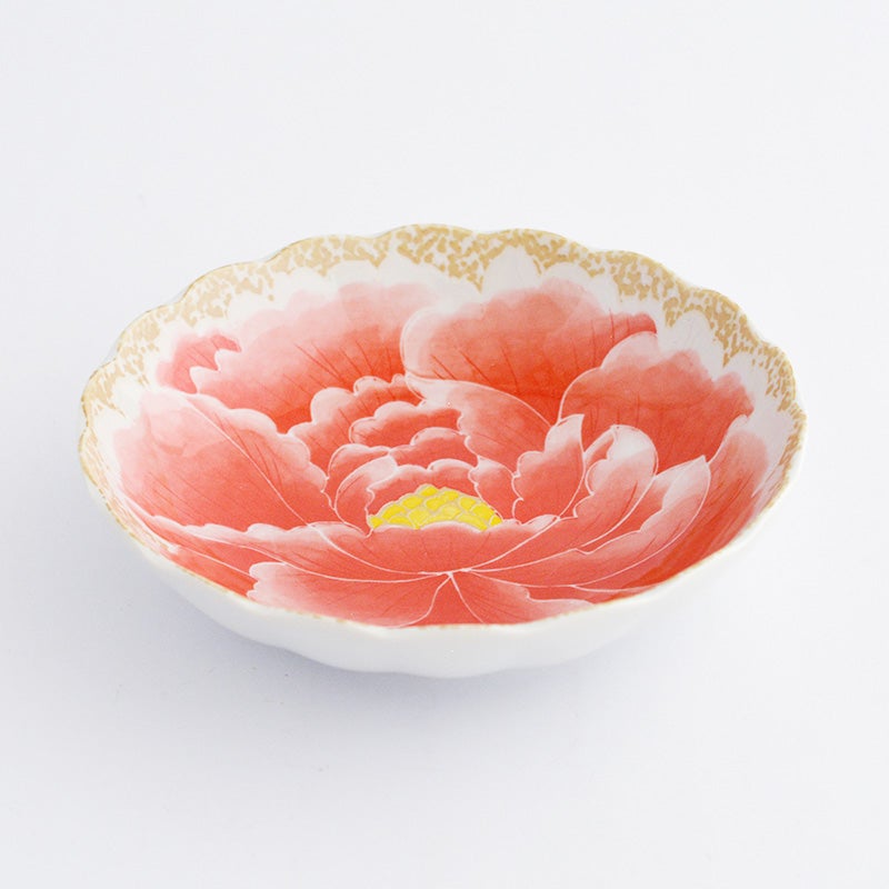 器いっぱいに華やかな牡丹の花が描かれています