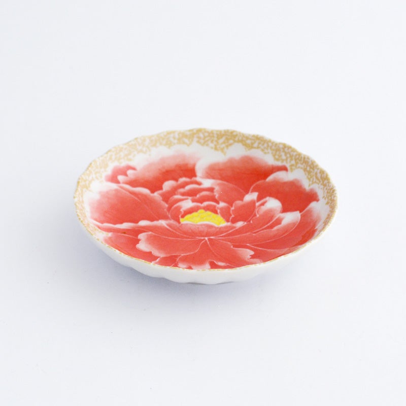 小皿は片手で持ちながらでも料理を食べやすい、絶妙なサイズ感