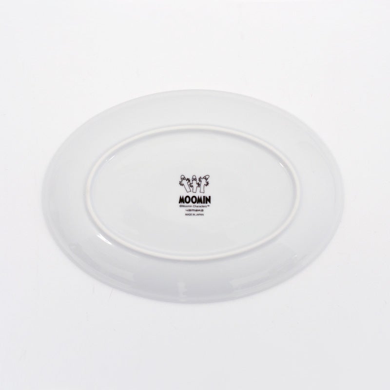なめらかな肌触りと美しい光沢を持つ、高品質な磁器で作られています