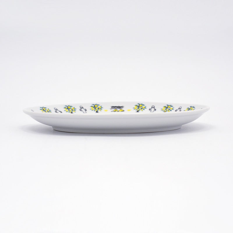 餃子皿のサイズは、横約23cm × 奥行き16.5cm × 高さ2.5cmと、多用途に使いやすい大きさです
