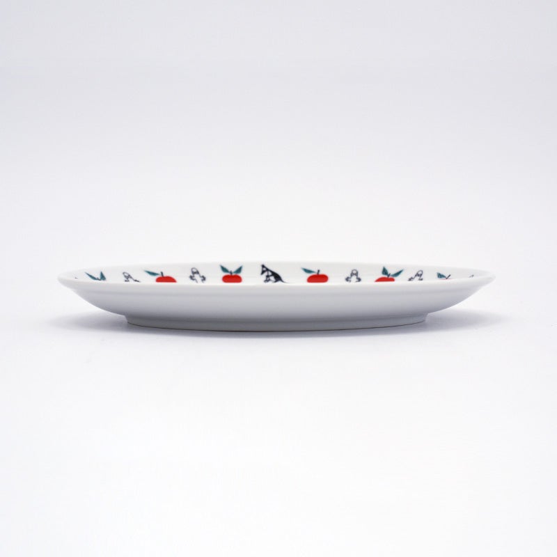 餃子皿は横約23cm × 奥行き16.5cm × 高さ2.5cmで、一般的な焼き餃子1人前が美しく収まります