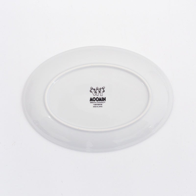 なめらかな肌触りと美しい光沢を持つ、高品質な磁器で作られています