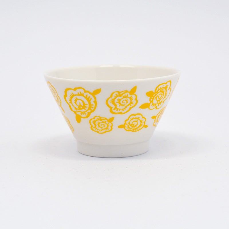 黄色の華やかな北欧風の花柄モチーフが、食卓を明るく演出