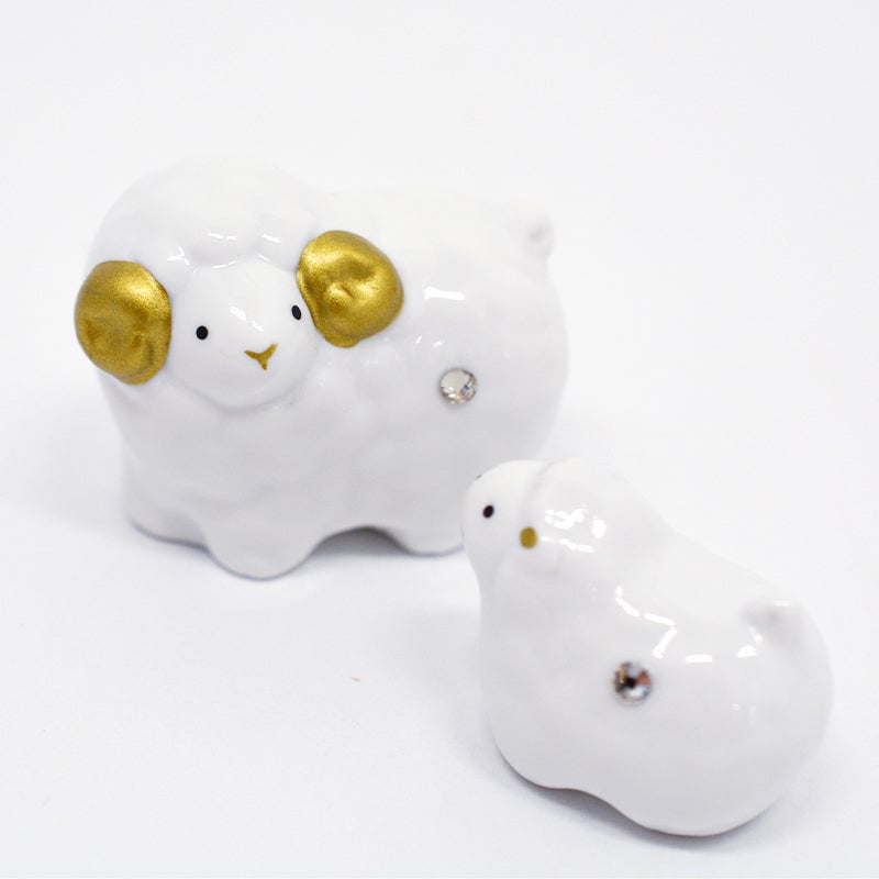 親と子の羊が寄り添う磁器の干支飾りです