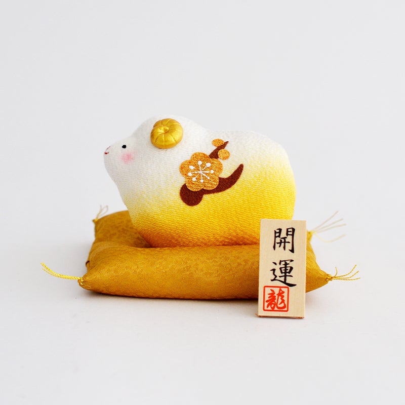 金色の座布団に乗ったかわいい未の干支です