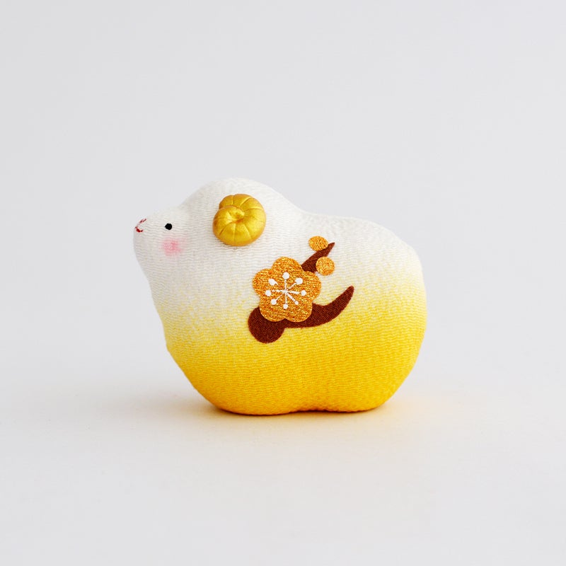 金色の梅の花が煌びやかです