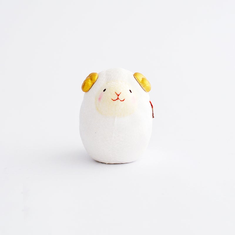 真っ白の体に松竹梅の絵柄が華やかです