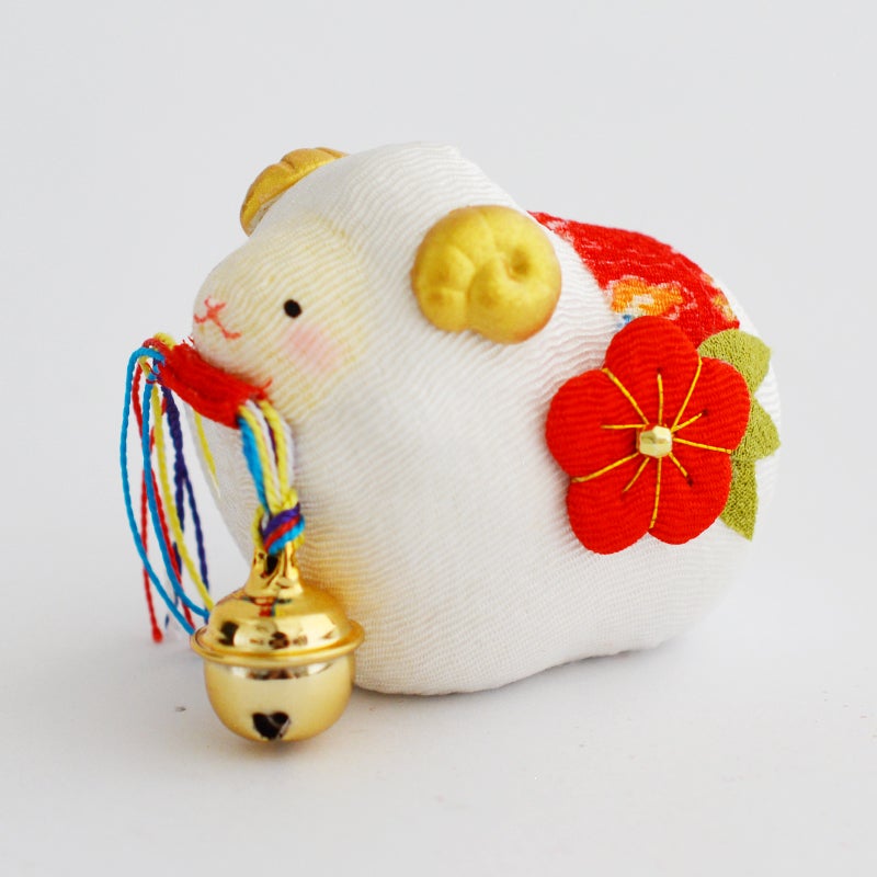 鈴をくわえたかわいい未が福を運んで来てくれそうです