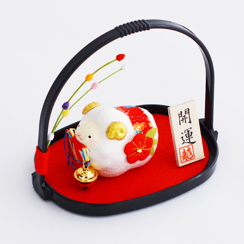 ちょこんと佇むかわいい羊。かご入りなので飾るだけでお部屋や玄関先が華やぎます