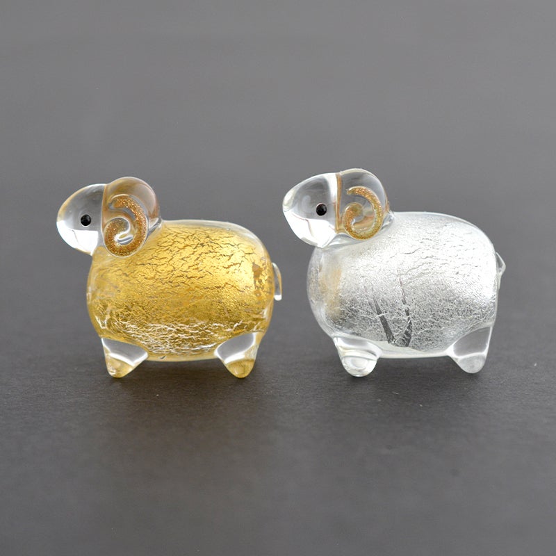 金箔と銀箔が入ったガラスの未の置物です
