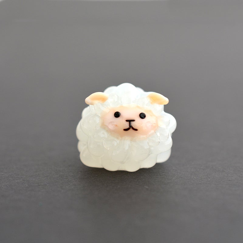 まんまるかわいい未のガラス置物です