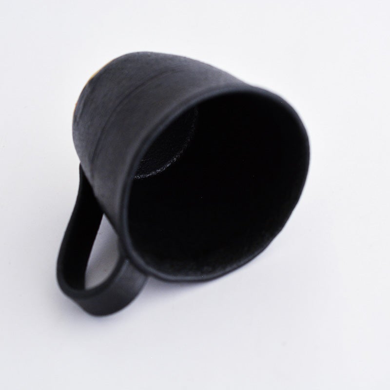 線紋器　黒色陶器製筒 木箱付き 黒釉 たたら マグ 横線｜和食器通販｜織部 Online Store【公式】