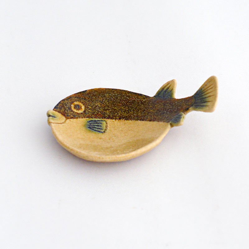 魚のフグを立体的な小皿に落とし込んだ、愛らしい変形皿です