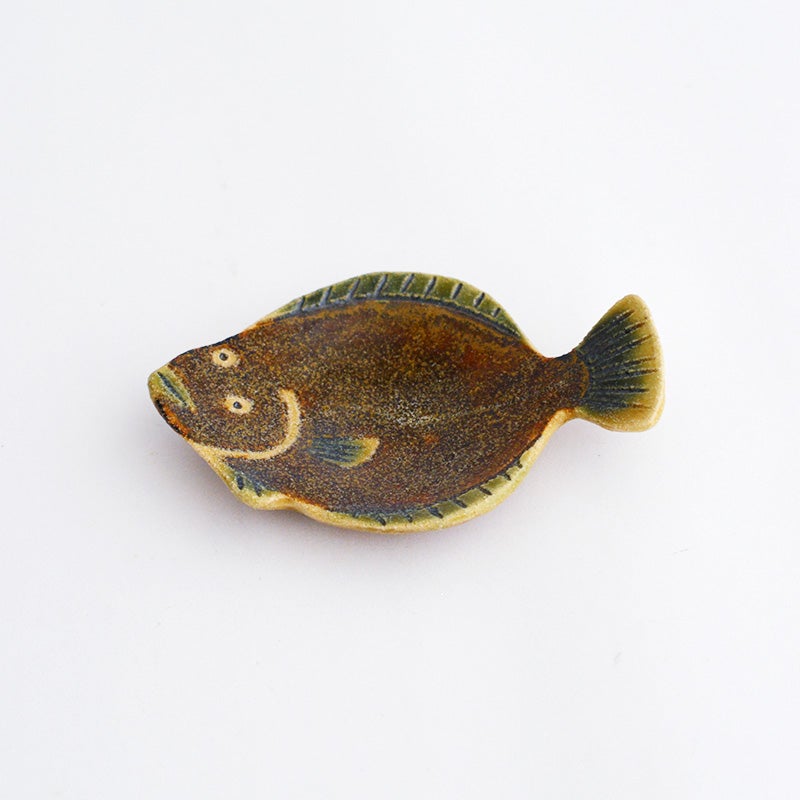 魚のヒラメを立体的な小皿に落とし込んだ、遊び心あふれる変形皿です