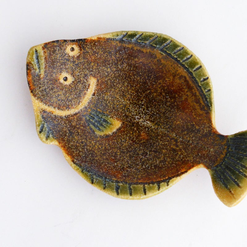 体の中央部分には、渋みのある黒褐色の鉄絵が施され、魚のリアルな色彩を演出しています