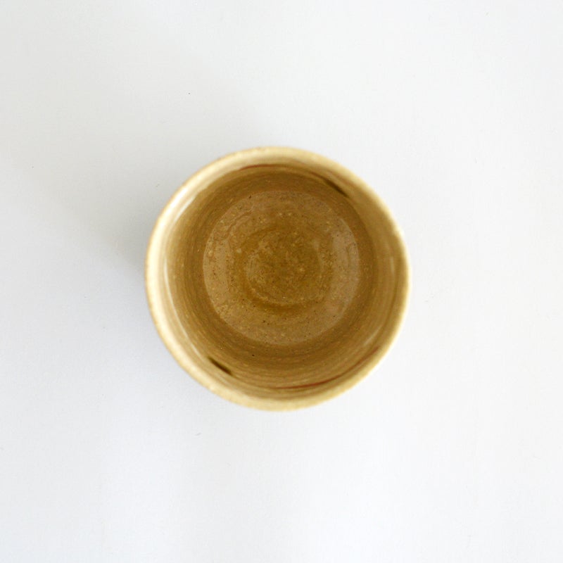 内側はシンプルで、お茶の色が綺麗にみえそうです