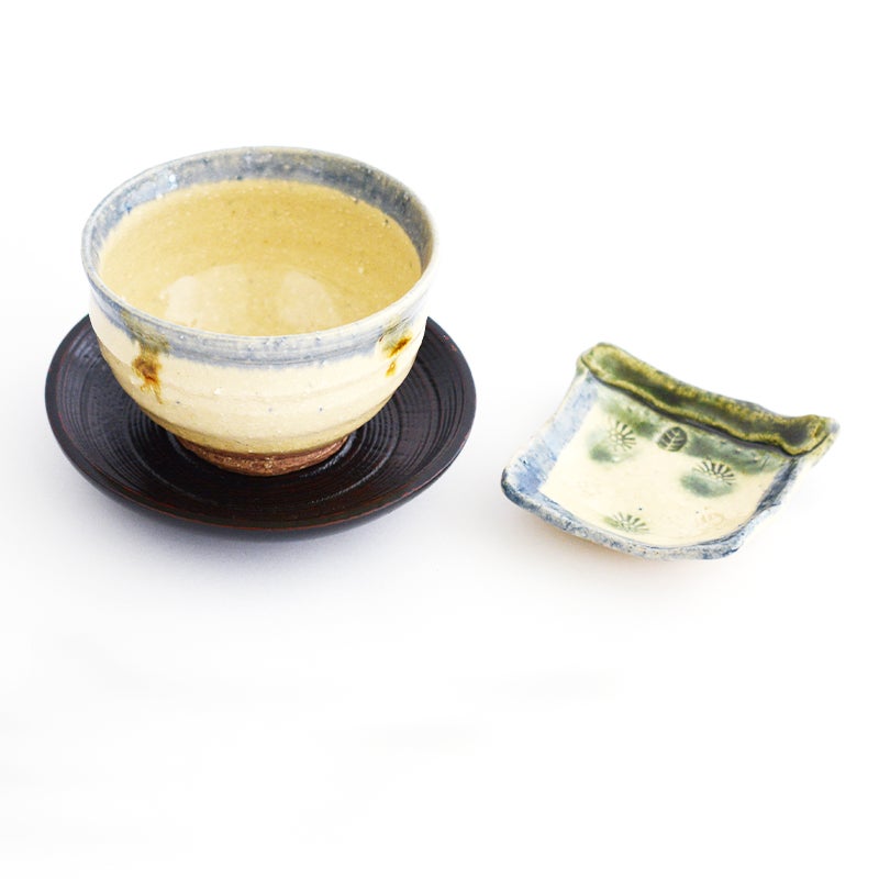 お茶の時間はもちろんご飯の時間にもつかえるカップと豆皿の茶たく付きセットです