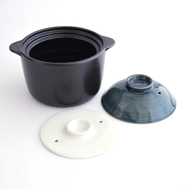 陶器が余分な水分を吸収し、冷めても水分を適度に保つため、炊いたご飯の「おひつ」としてそのまま保存可能です