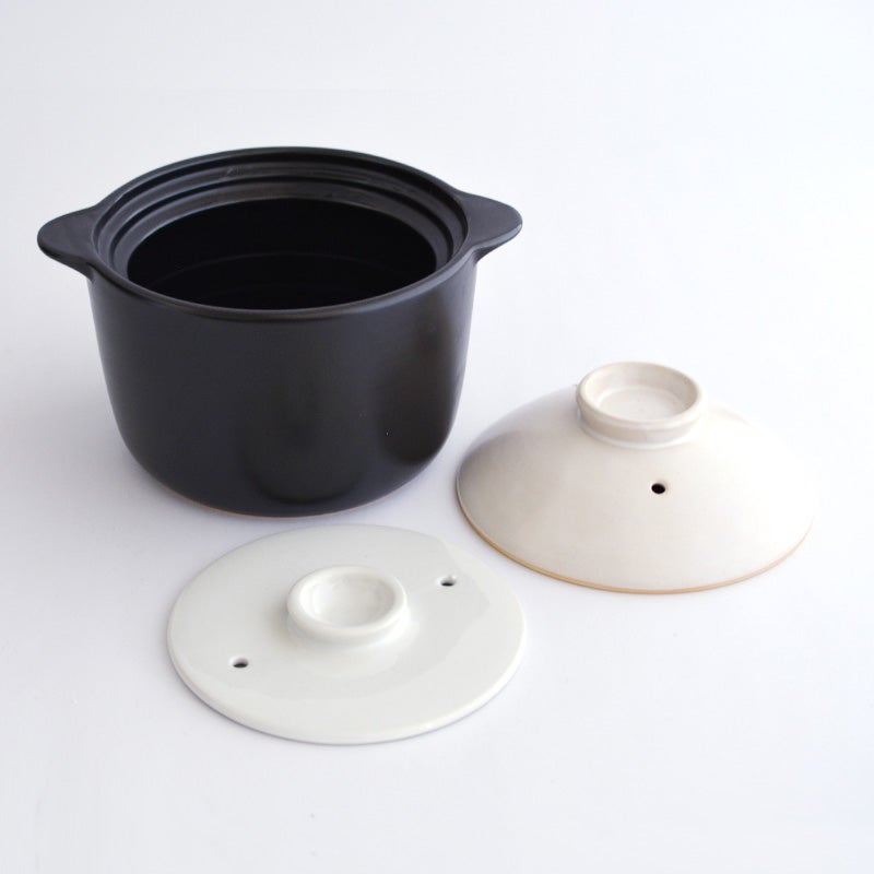 陶器が余分な水分を吸収し、冷めても水分を適度に保つため、炊いたご飯の「おひつ」としてそのまま保存可能です