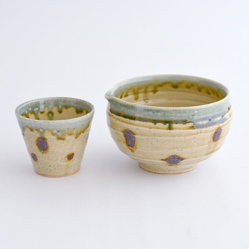 片口からカップへ注ぎ分け、気軽に抹茶を愉しめるセットです