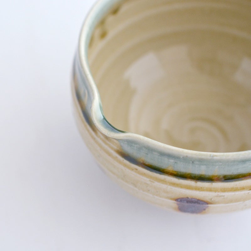 点てたお抹茶を注ぎ分ける際、液だれしにくい形状です