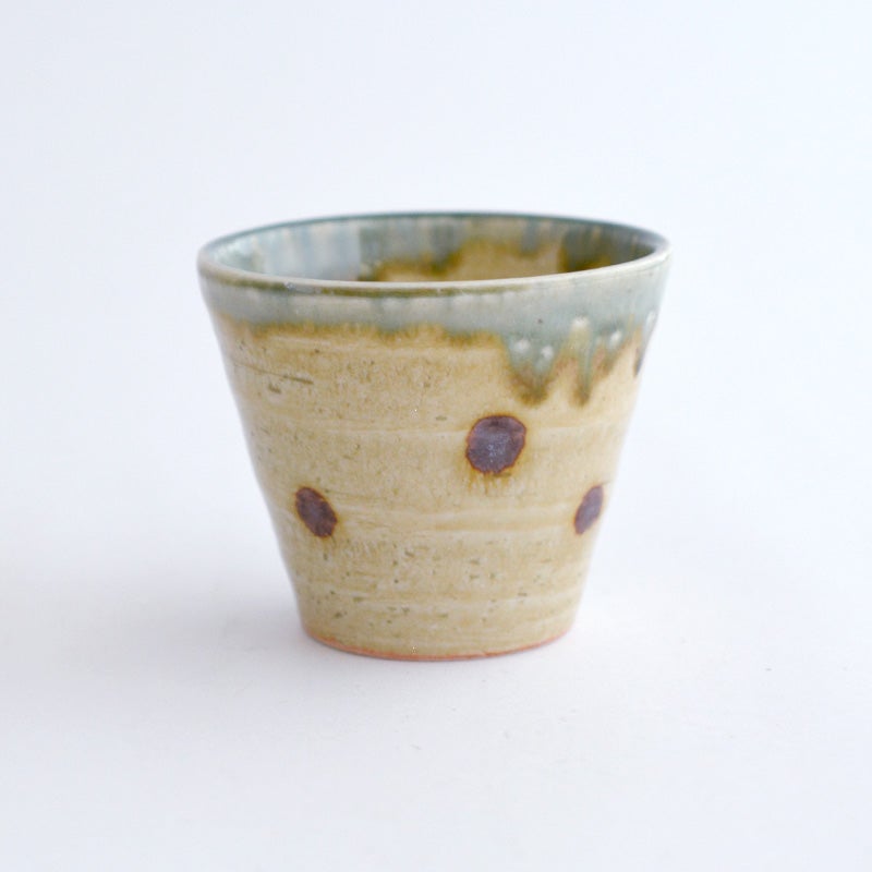 カップの縁にも抹茶碗と同様の織部流しと鉄絵が施され、並べたときに統一感があります