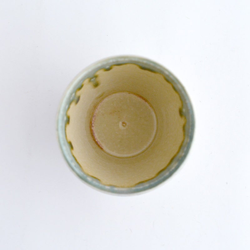 お抹茶の鮮やかな緑色や、ほうじ茶の琥珀色などがとても美しく映えます