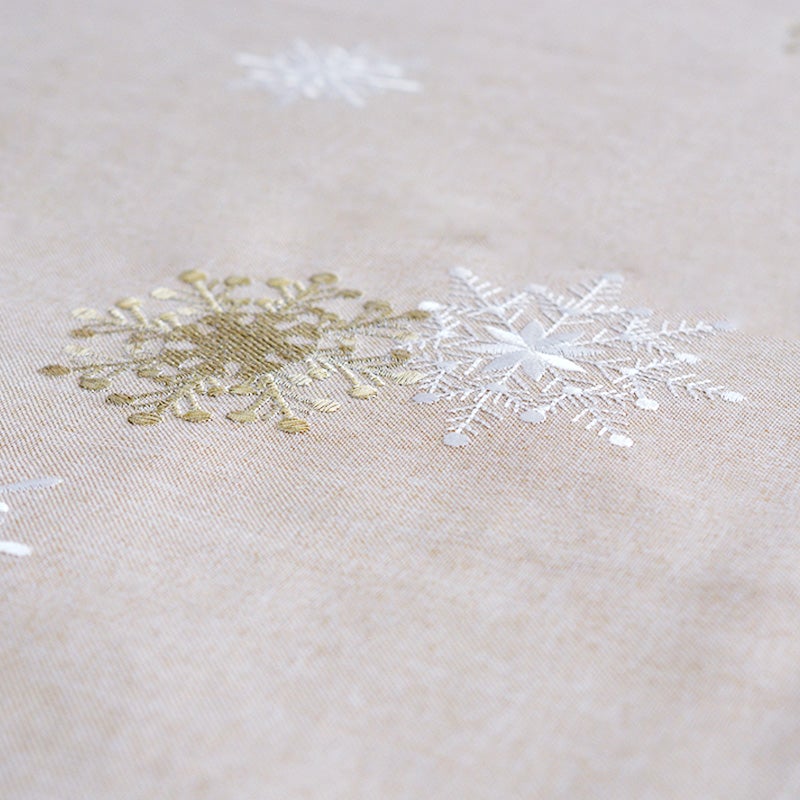 雪の結晶がゴールドやホワイトの上品な糸で刺繍されており、派手すぎない華やかさがあります