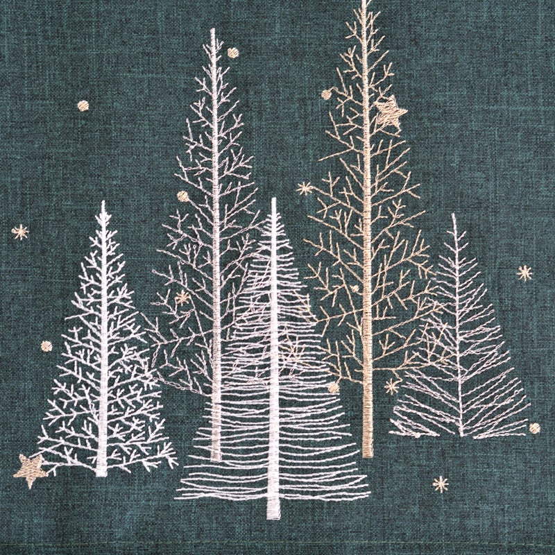 クリスマスツリーのモチーフは細い線で緻密な刺繍が施されています
